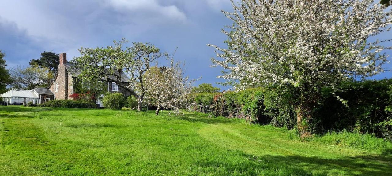 Mid-Wales Farmhouse, Swimming Pool, Tranquil Countryside Views, Sleeps 14 Meifod Exterior foto